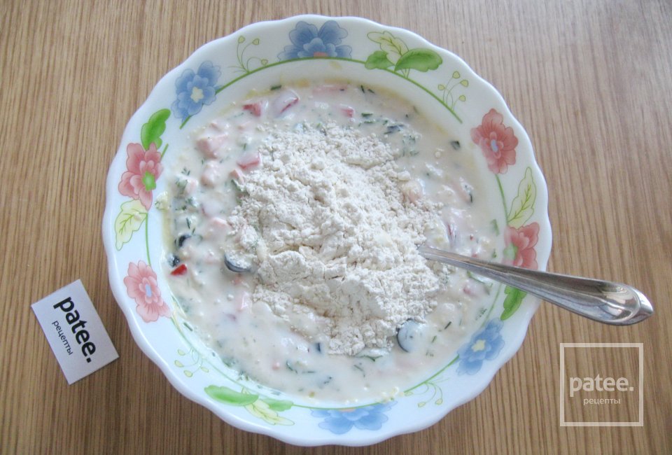 Закусочные оладьи с колбасой, сыром и помидором - Шаг 13