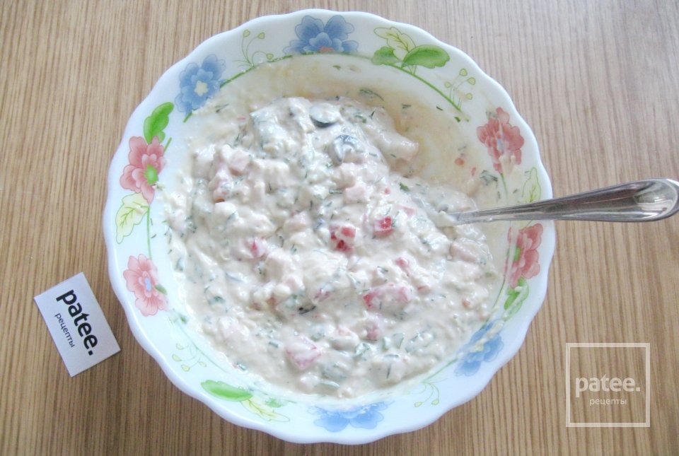 Закусочные оладьи с колбасой, сыром и помидором - Шаг 14