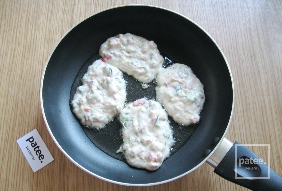 Закусочные оладьи с колбасой, сыром и помидором - Шаг 15