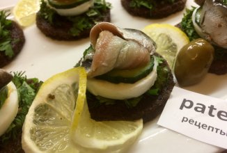 Канапе из чёрного хлеба с килькой.