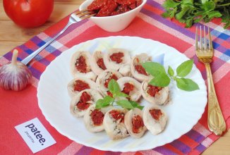 Рулетики из куриных бедер с вялеными помидорами