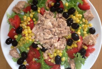 Зеленый салат с тунцом