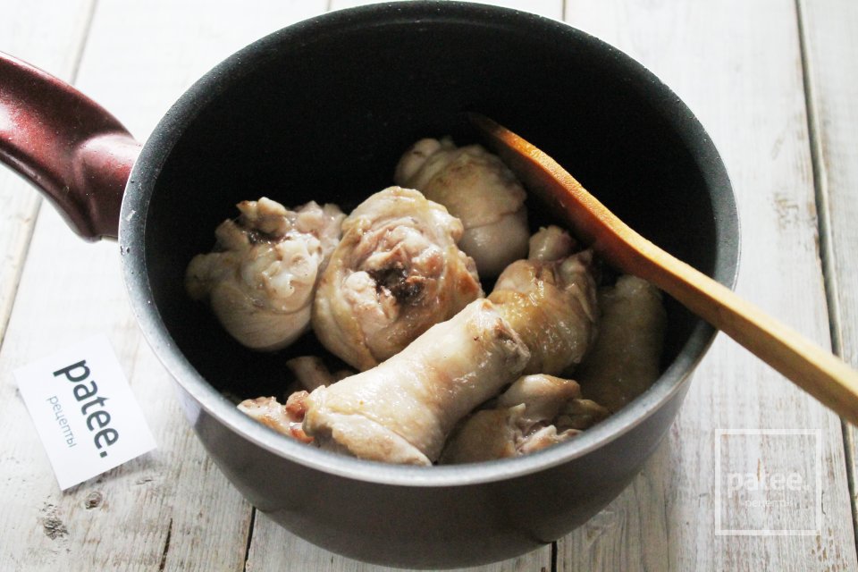 Курица тушенная с луком - Шаг 4