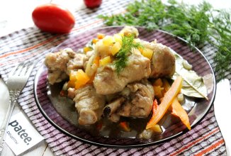 Курица тушенная с луком