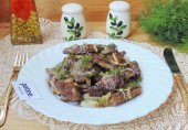 Жареная говяжья печень с луком и грибами