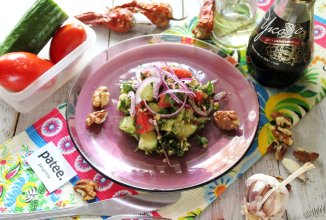 Грузинский овощной салат с орехами