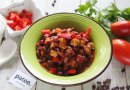 Фасоль тушенная с мясом и овощами