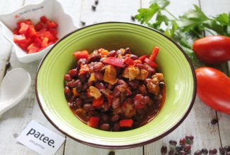 Фасоль тушенная с мясом и овощами