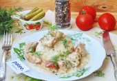 Свинина с маринованными огурцами и сметаной