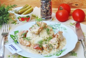 Свинина с маринованными огурцами и сметаной