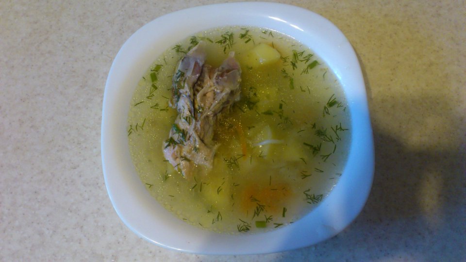 суп из куриных спинок. суп по креольский. суп из куриных спинок. двуглавая курица суп. куриный сырный суп.