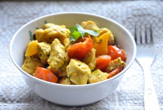 Золотистая курочка с персиками, помидорами и корнем имбиря