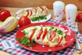 Сочная куриная грудка с помидорами и сыром