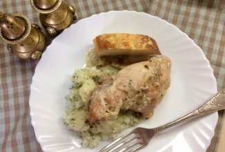 Кролик с шампиньонами, в смётано-чесночном соусе.