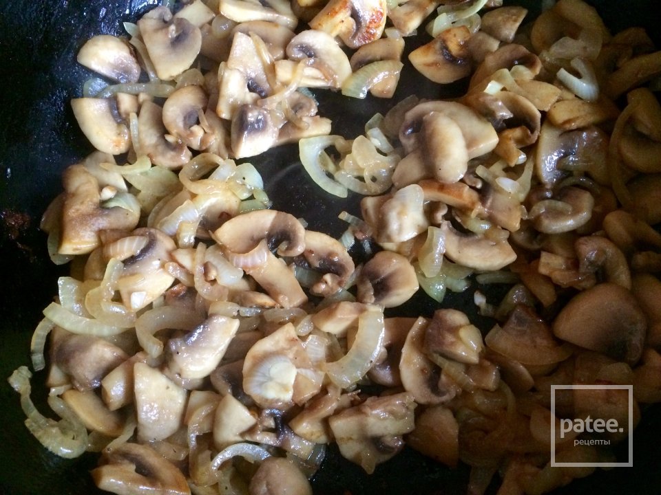 Кролик с шампиньонами, в смётано-чесночном соусе. - Шаг 2