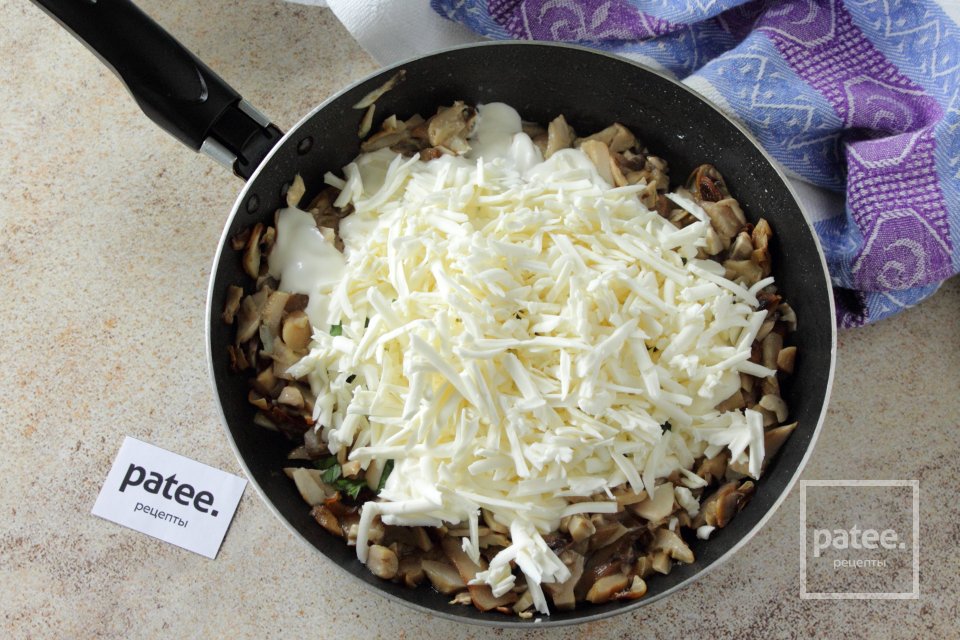 Картофель запеченный под сырно-грибным соусом - Шаг 6