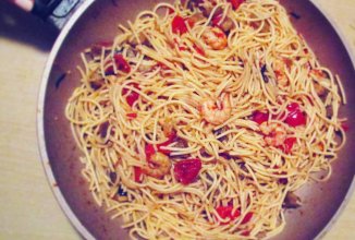 Паста с креветками,томатами и баклажаном