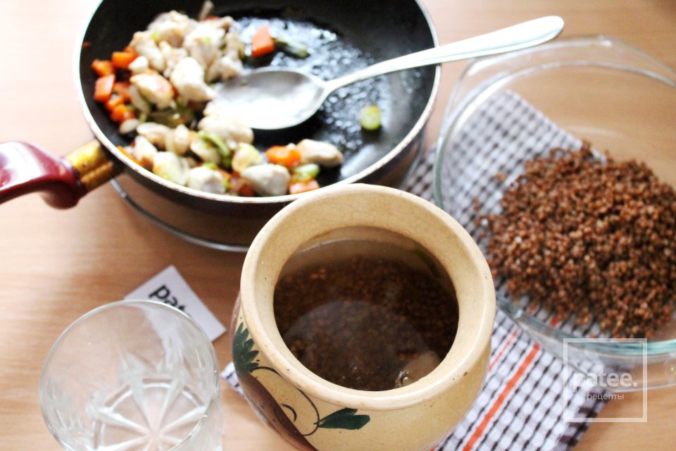 Гречневая каша с курицей в горшочке в духовке - Шаг 11