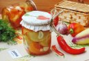 Маринованные зеленые и бурые помидоры дольками на зиму