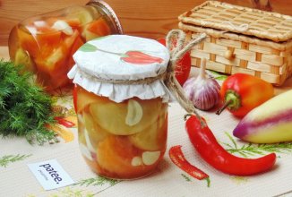 Маринованные зеленые и бурые помидоры дольками на зиму