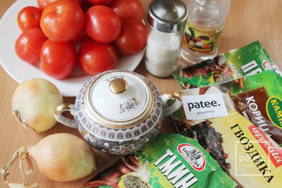 Сладкий кетчуп из помидоров с луком на зиму - Шаг 1