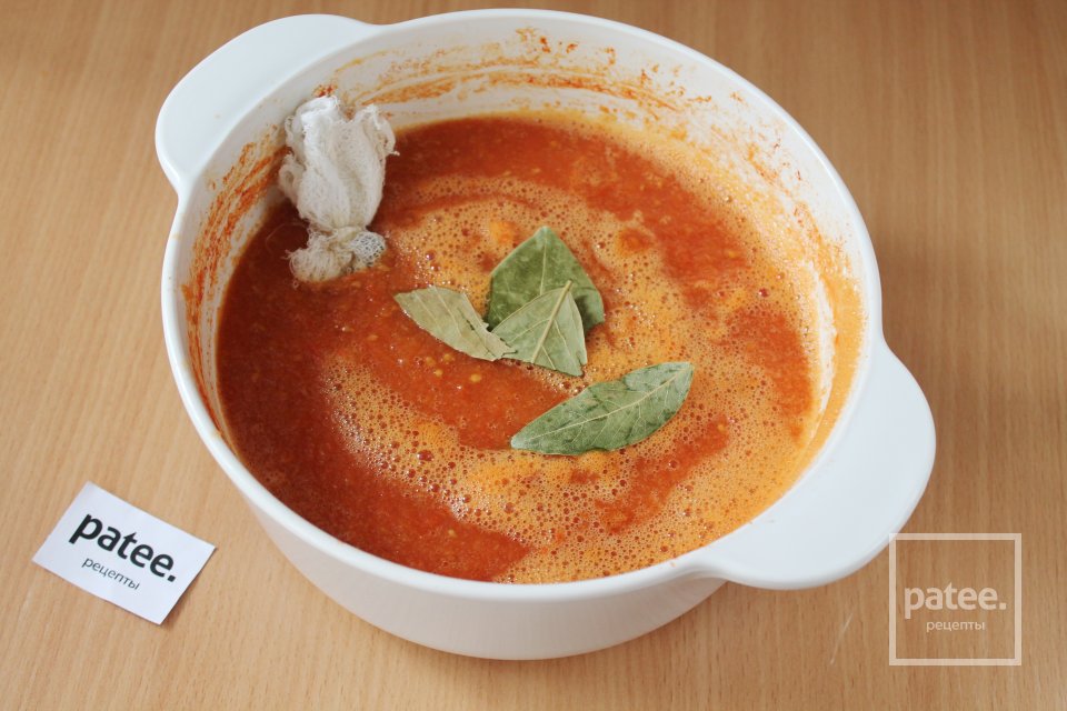 Сладкий кетчуп из помидоров с луком на зиму - Шаг 9