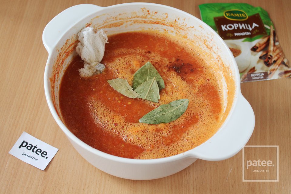 Сладкий кетчуп из помидоров с луком на зиму - Шаг 10