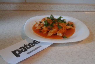 Куринное филе под сметаным  соусом с овощами