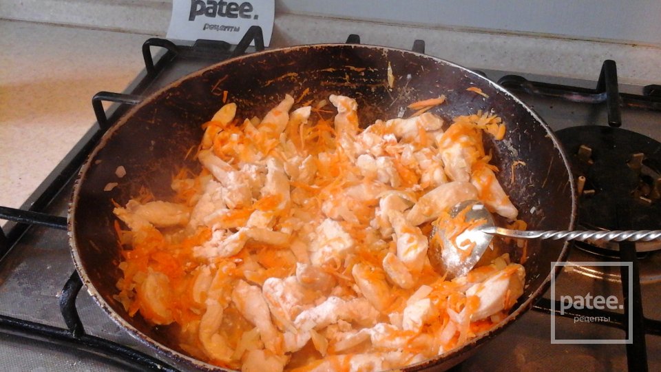 Куринное филе под сметаным соусом с овощами - Шаг 7