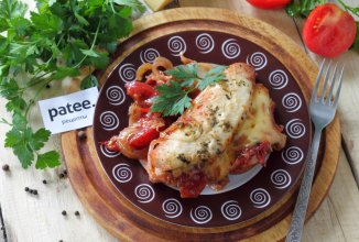 Куриное филе в вине, фаршированное сыром и помидорами