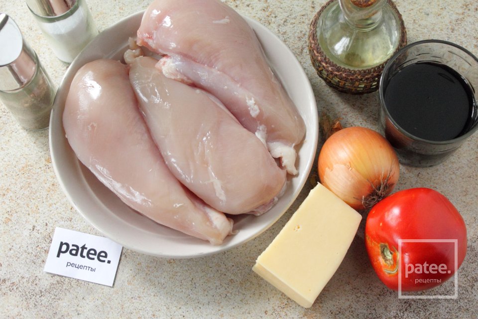 Куриное филе в вине, фаршированное сыром и помидорами - Шаг 1