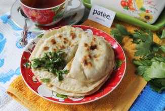 Кутабы с зеленью и сыром по-азербайджански