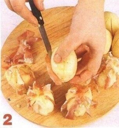 Картофель запеченный в фольге с сыром и ветчиной - Шаг 2