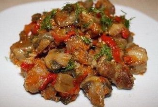 МЯСО, ТУШЕНОЕ С ШАМПИНЬОНАМИ И СЛАДКИМ ПЕРЦЕМ.