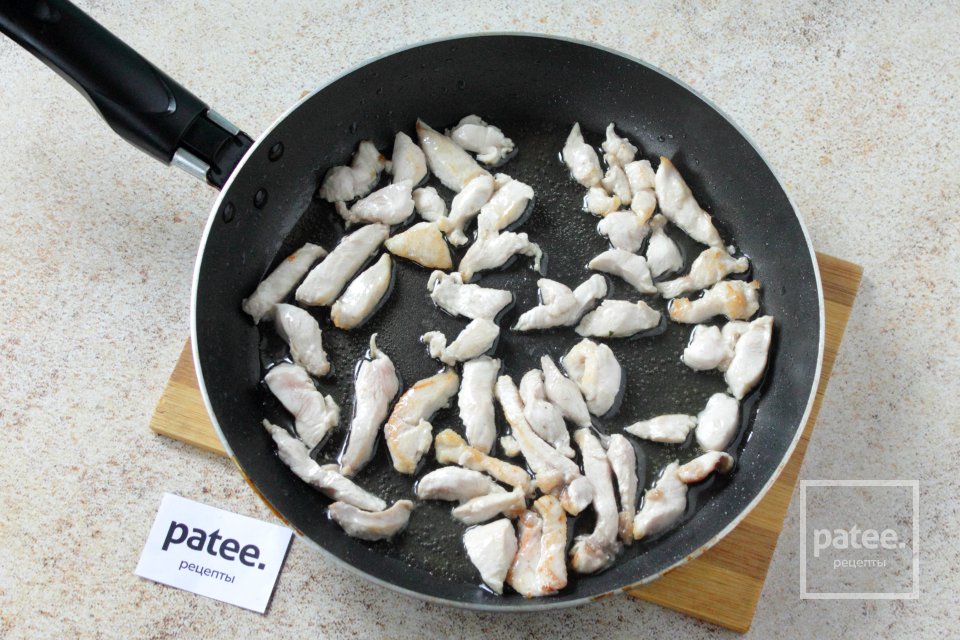 Салат "Белые ночи" с картофелем, курицей и грибами - Шаг 4