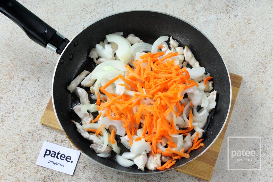 Салат "Белые ночи" с картофелем, курицей и грибами - Шаг 6