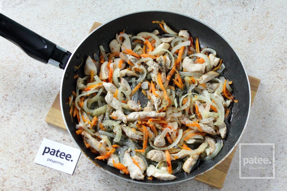 Салат "Белые ночи" с картофелем, курицей и грибами - Шаг 7