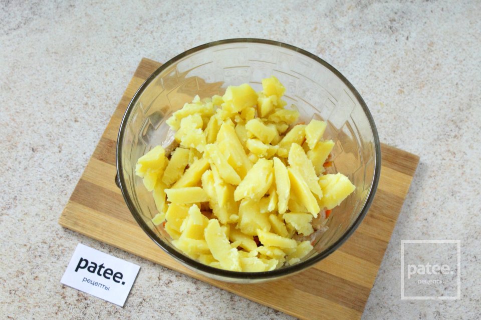 Салат "Белые ночи" с картофелем, курицей и грибами - Шаг 8