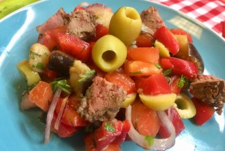 Овощной салат с баклажанами и куриной печенью.