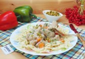 Свинина с зеленым горошком, сметаной и горчицей
