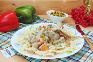 Свинина с зеленым горошком, сметаной и горчицей