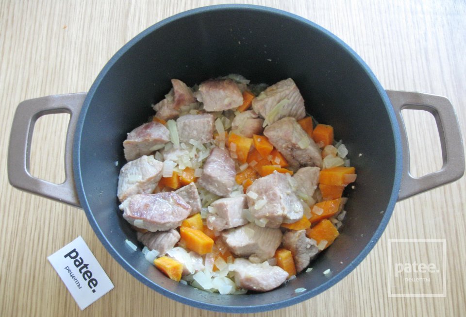 Свинина с зеленым горошком, сметаной и горчицей - Шаг 9