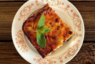 Творожная запеканка с изюмом и бананом