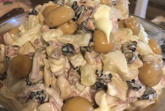 Салат с ананасами грибами и черносливом