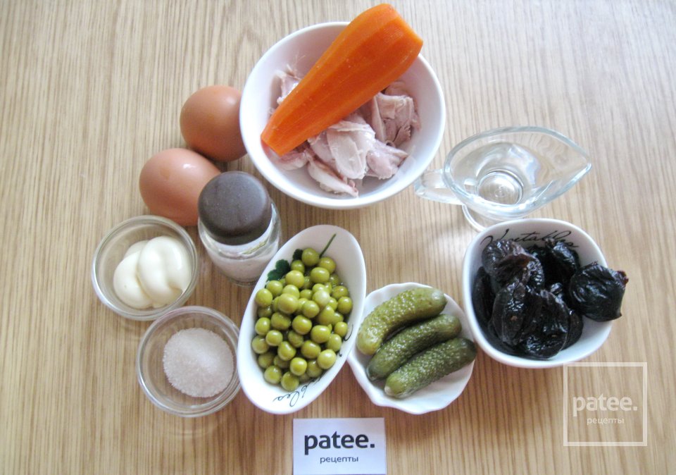 Салат с курицей и черносливом - Шаг 1