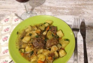 Тушеное мясо с картофелем в казане