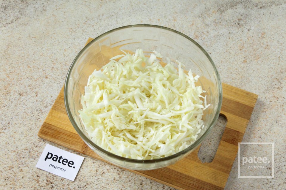 Салат из свежей капусты с курицей и сырными блинчиками - Шаг 9