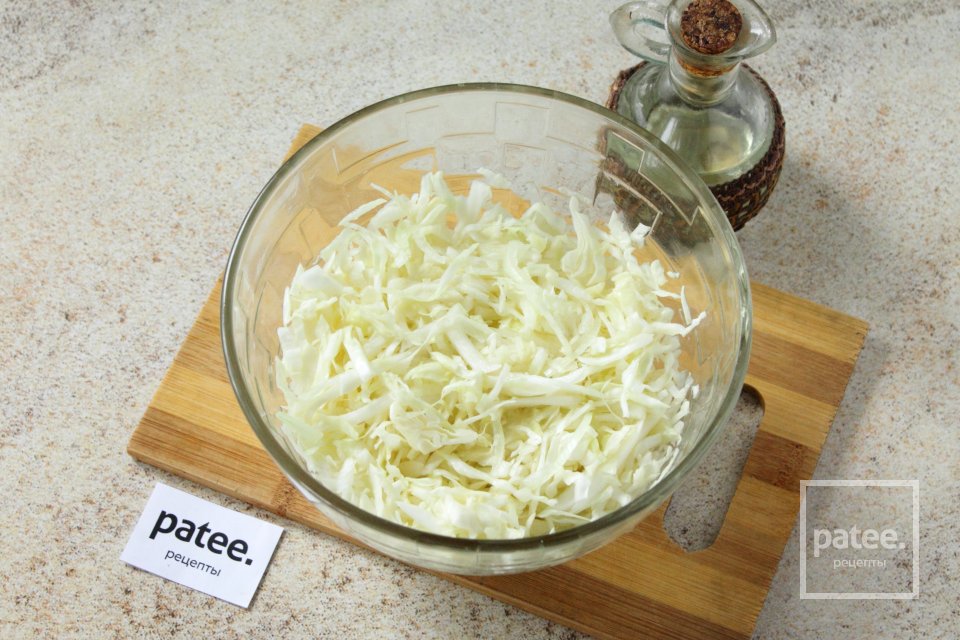 Салат из свежей капусты с курицей и сырными блинчиками - Шаг 10