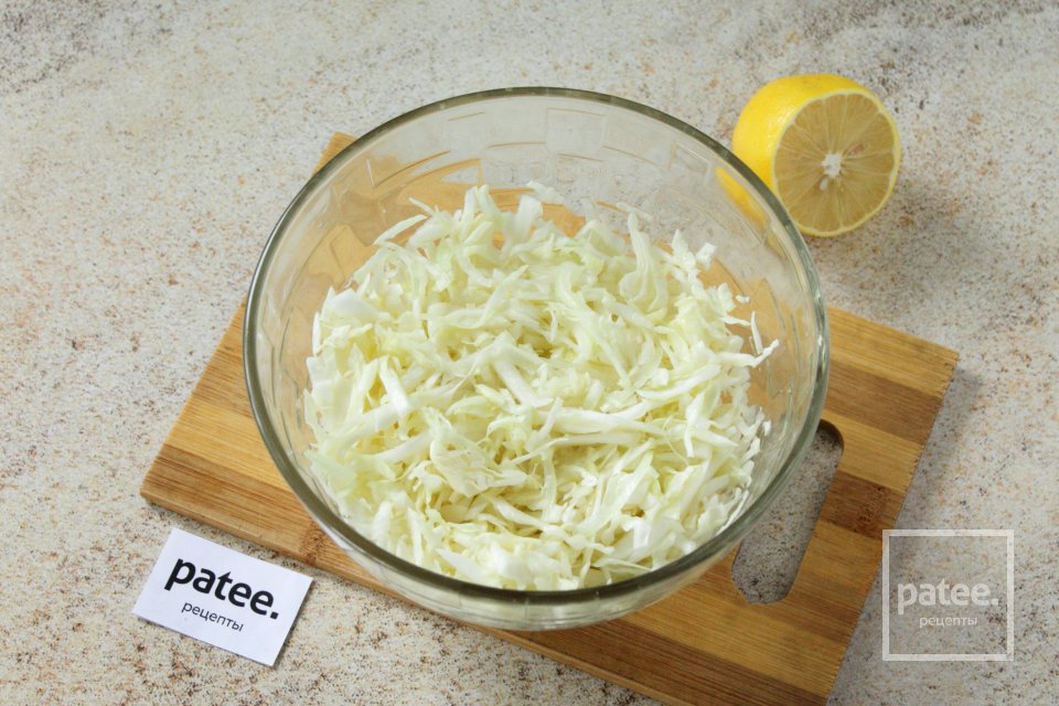 Салат из свежей капусты с курицей и сырными блинчиками - Шаг 11