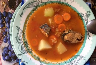 Уха из скумбрии в томатном соусе с овощами (из консервы)